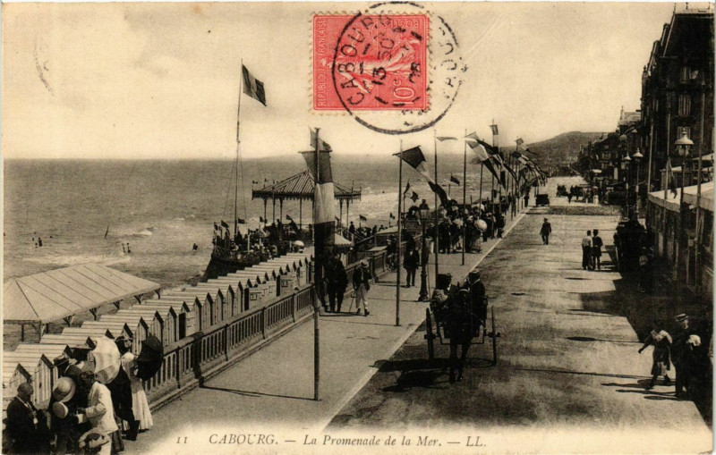 Carte postale ancienne Cabourg La Promenade de la Mer à Cabourg