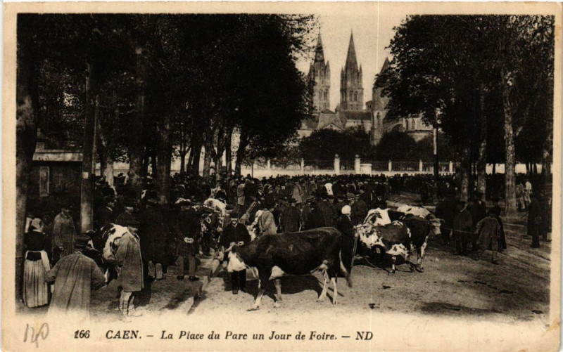 Carte postale ancienne Caen - La Place du Parc un Jour de Foire à Caen