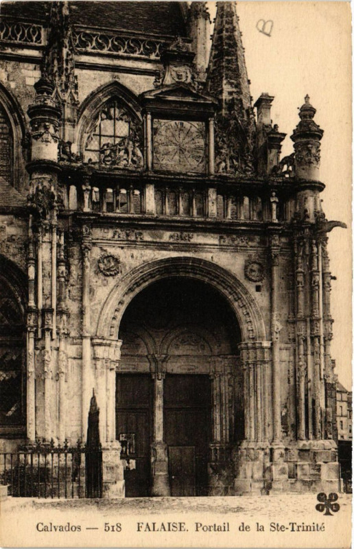 Carte postale ancienne Calvados - Falaise. Portail de la Sainte-Trinité à Falaise
