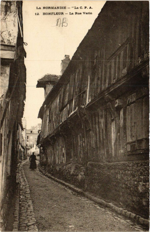 Carte postale ancienne La Normandie - La C.P.A. - Honfleur - La Rue Varin à Honfleur