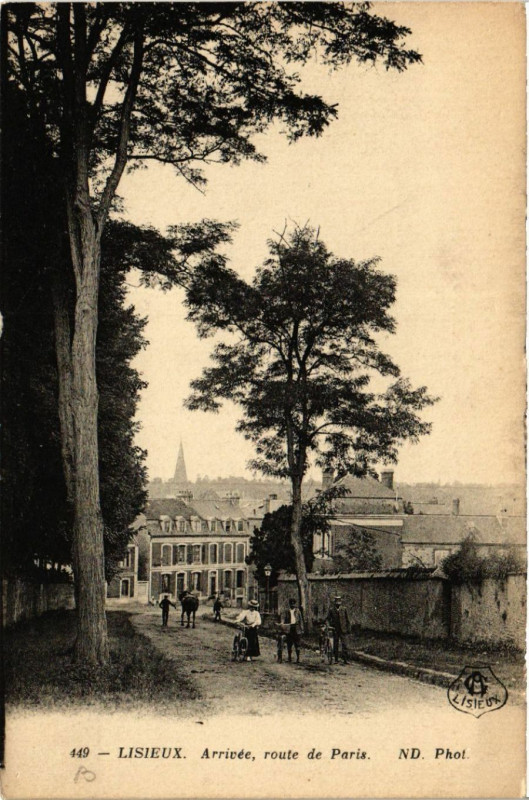 Carte postale ancienne Lisieux - Arrivée route de Paris à Lisieux