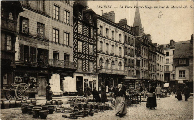 Carte postale ancienne Lisieux - La Place Victor-Hugo un jour de Marché à Lisieux