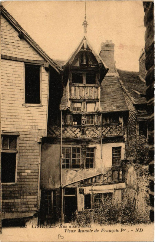 Carte postale ancienne Lisieux - Rue aux Févres - Vueix Manoir de Francois Ier à Lisieux