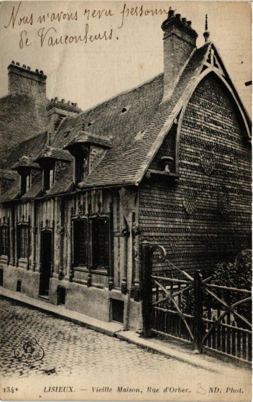 Carte postale ancienne Lisieux - Vieille Maison Rue d'Orbec à Lisieux