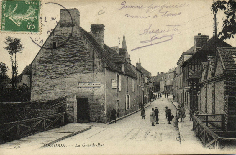 Carte postale ancienne Mézidon - La Grande-Rue