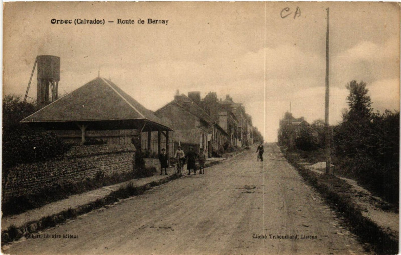 Carte postale ancienne Orbec - Route de Bernay à Orbec