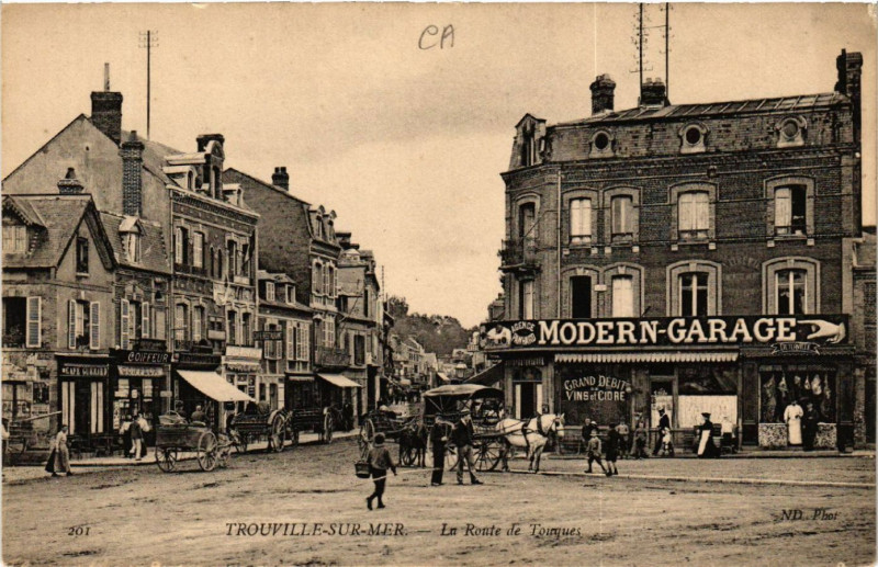 Carte postale ancienne Trouville-sur-Mer - La Route de Touques à Trouville-sur-Mer