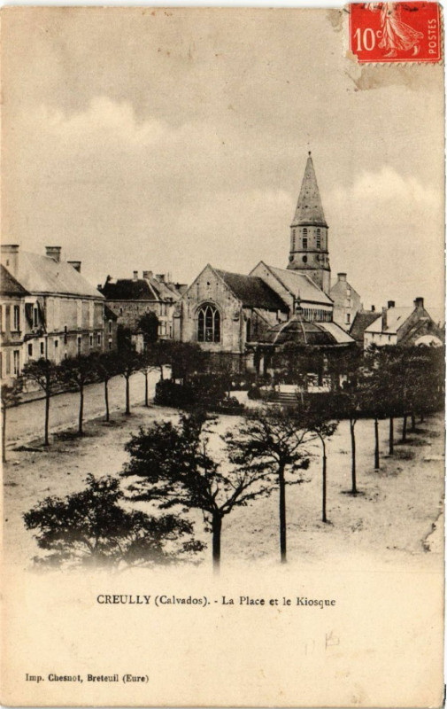 Carte postale ancienne Creully - La Place et le Kiosque