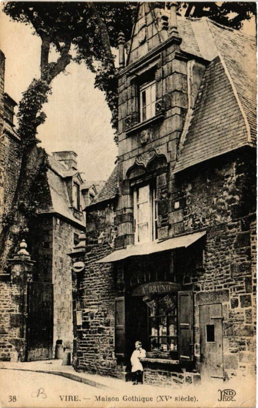 Carte postale ancienne Vire - Maison Gothique (Xv siécle)