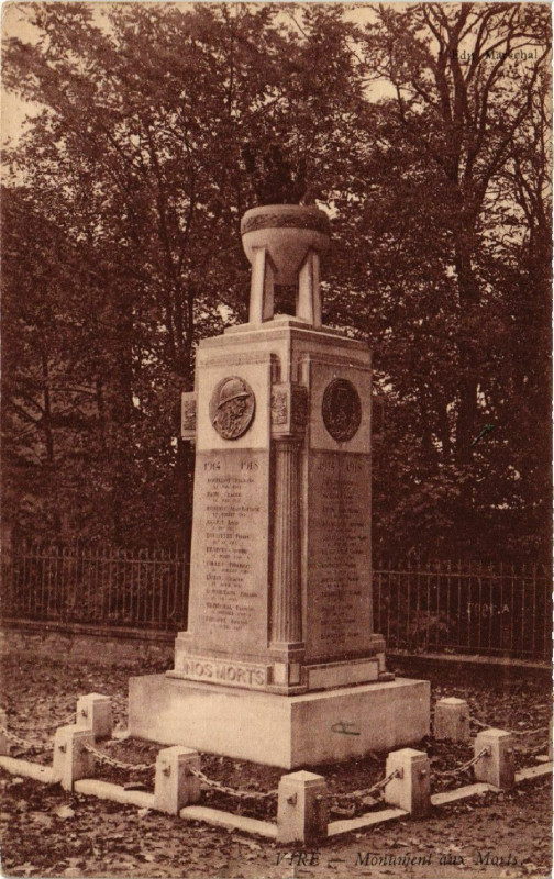 Carte postale ancienne Vire - Monument aux Morts