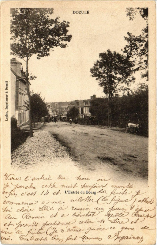 Carte postale ancienne Dozule - L'Entrée du Bourg à Dozulé