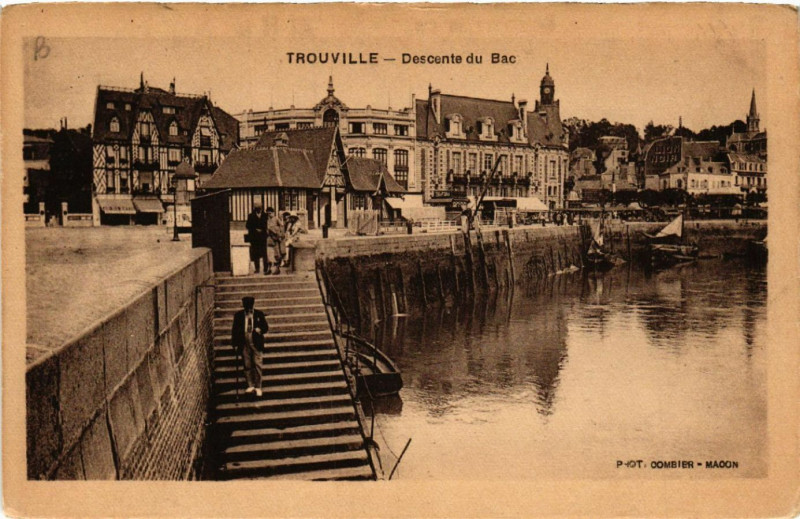 Carte postale ancienne Trouville - Descente du Bac