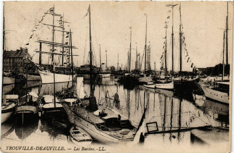 Carte postale ancienne Trouville-Deauville - Les Bassins à Deauville