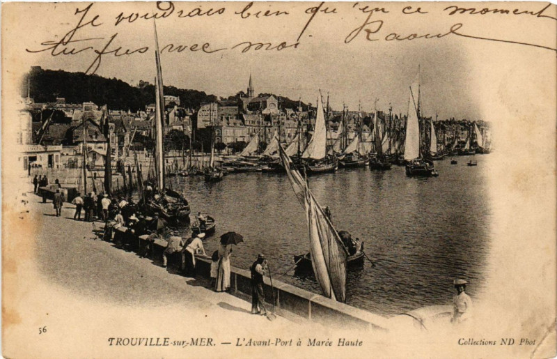 Carte postale ancienne Trouville-sur-Mer - L'Avant-Port a Marée Haute à Trouville-sur-Mer