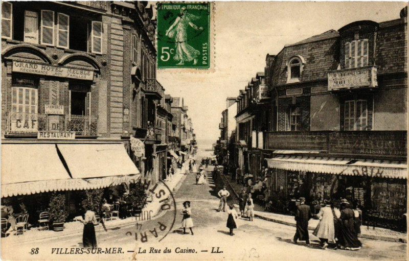 Carte postale ancienne Villers-sur-Mer - La Rue du Casino à Villers-sur-Mer