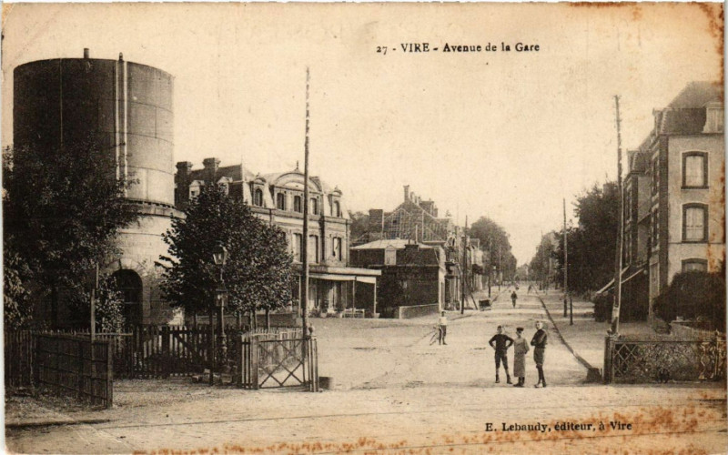 Carte postale ancienne Vire - Avenue de la Gare