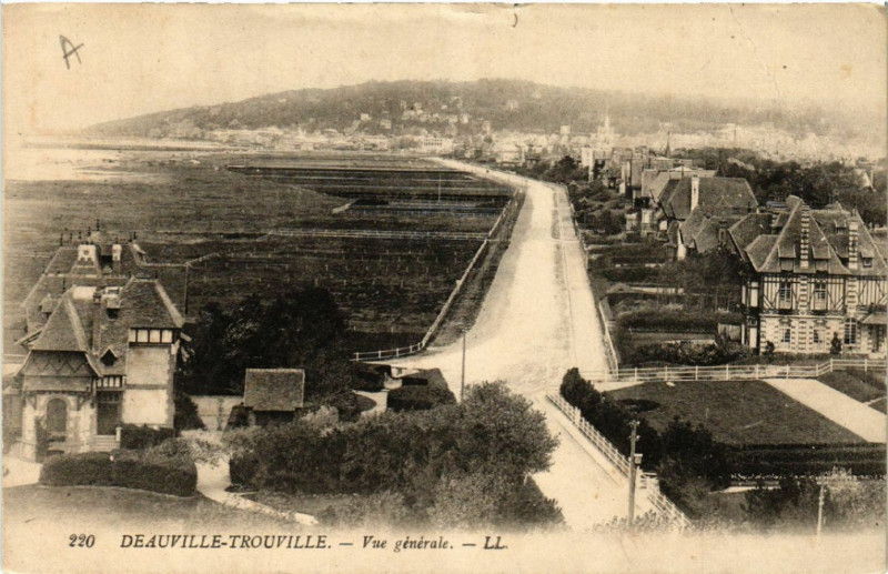 Carte postale ancienne Deauville - Trouville - Vue générale à Deauville