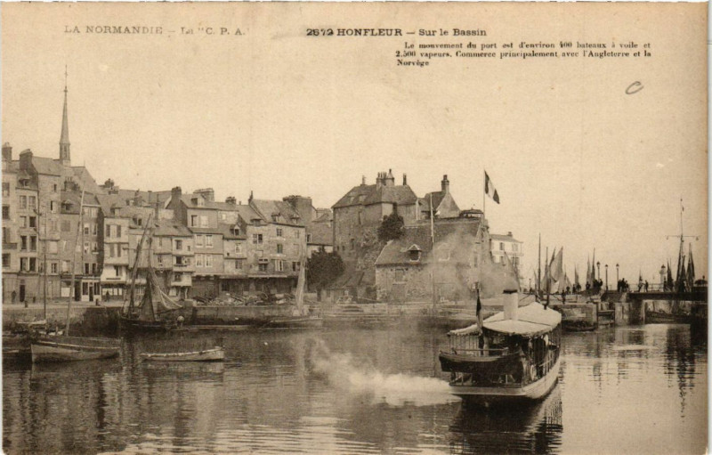 Carte postale ancienne La Normandie - La C.P.A. - Honfleur - Sur le Bassin à Honfleur