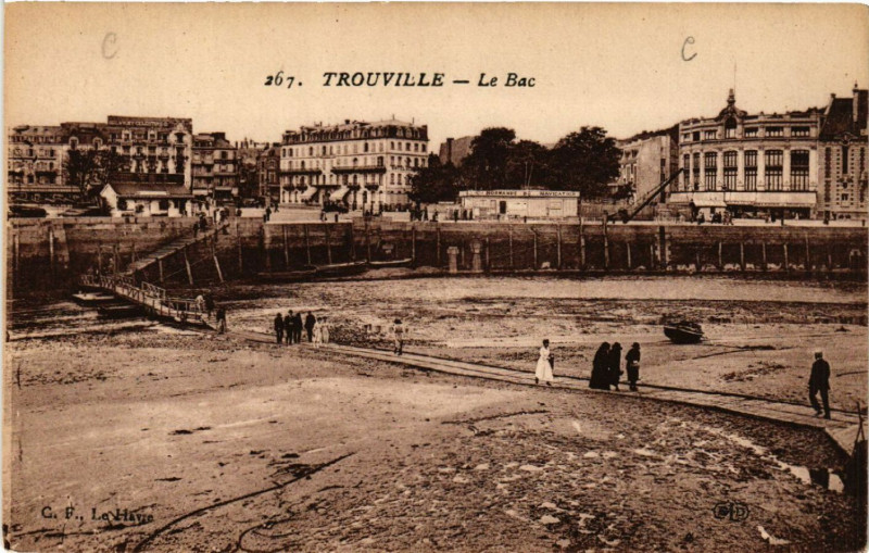 Carte postale ancienne Trouville - Le Bac