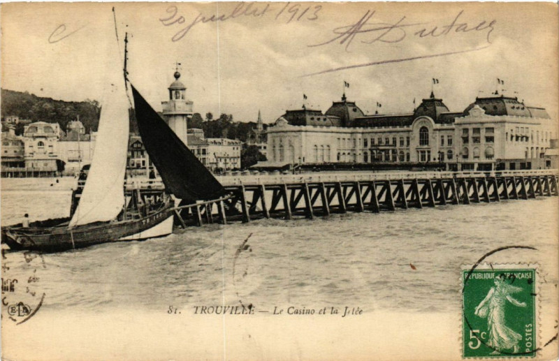 Carte postale ancienne Trouville - Le Casino et la Jetée