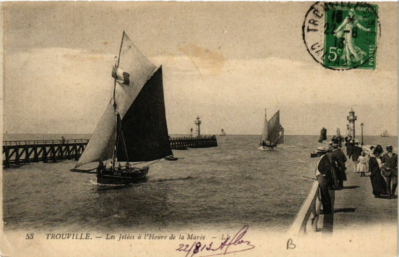 Carte postale ancienne Trouville - Les Jetées a l'Heure de la Marée