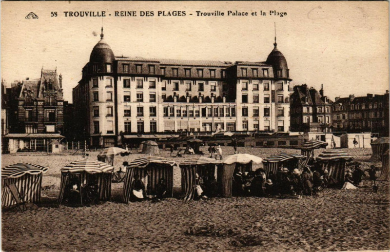 Carte postale ancienne Trouville - Reine des Plages - Trouville Palace et la Plage