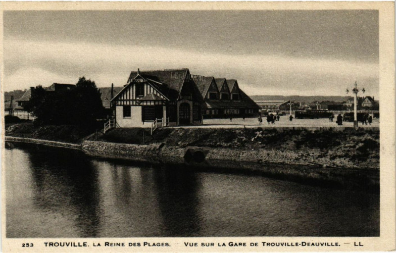 Carte postale ancienne Trouville La Reine des Plages - Vue sur la Gare de Trouville-..