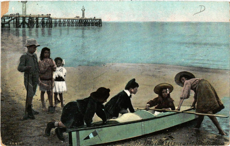 Carte postale ancienne Trouville Le Lancement dune Périnesse