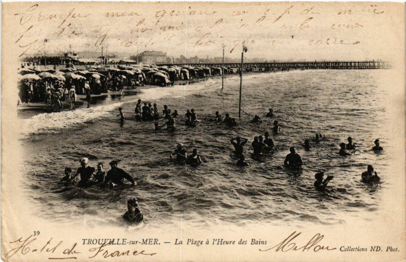 Carte postale ancienne Trouville-sur-Mer - La Plage a l'Heure des Bains à Trouville-sur-Mer