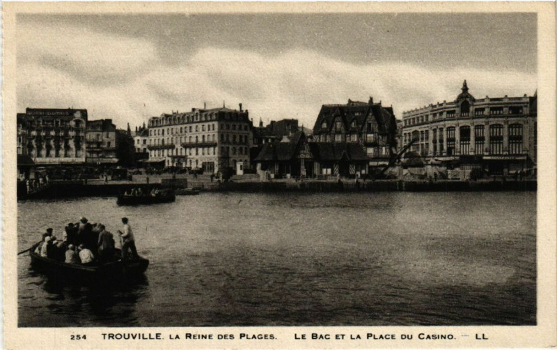 Carte postale ancienne Trouville La Reine des Plages - Le Bac et la Place du Casino