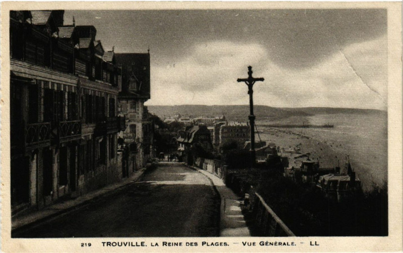Carte postale ancienne Trouville La Reine des Plages - Vue générale