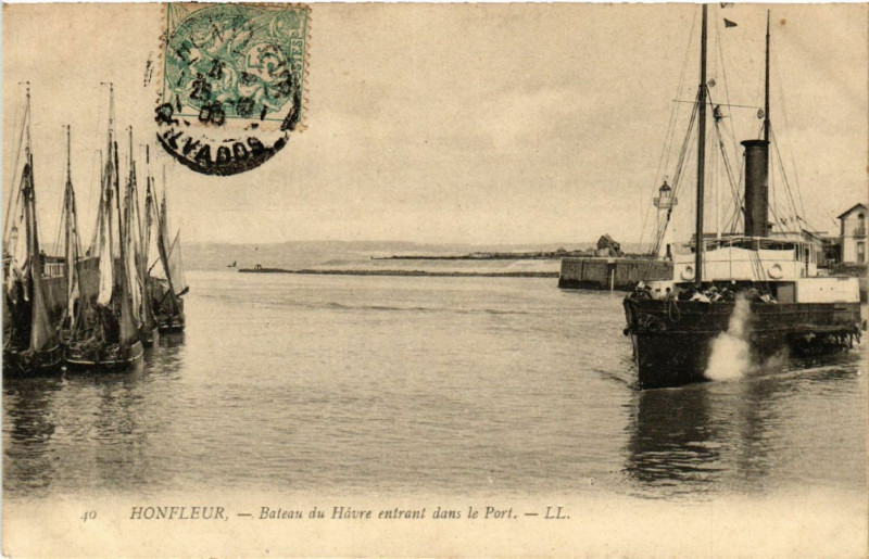 Carte postale ancienne Honfleur - Bateau du Havre entrant dans le Port à Honfleur