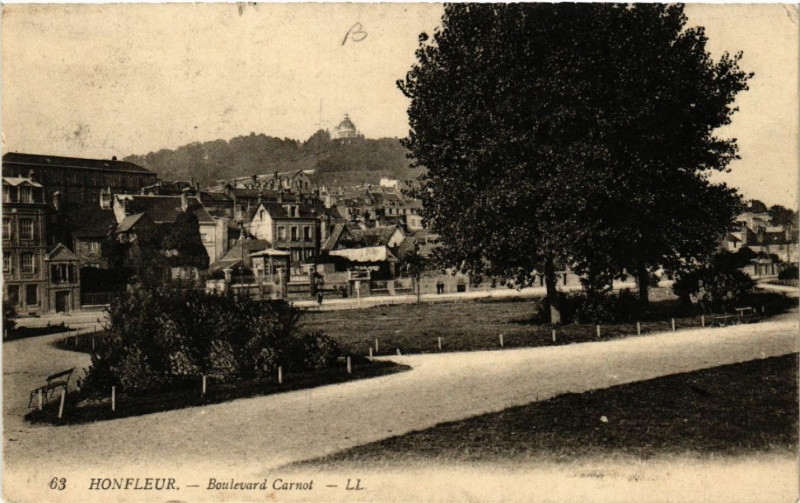 Carte postale ancienne Honfleur - Boulevard Carnot à Honfleur
