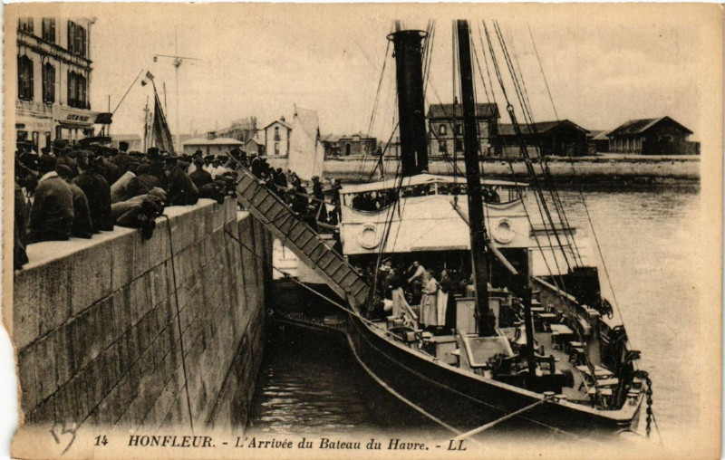 Carte postale ancienne Honfleur - L'Arrivée du Bateau du Havre à Honfleur