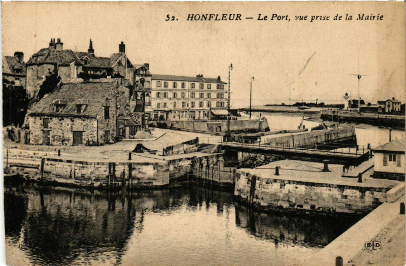 Carte postale ancienne Honfleur - Le Port vue prise de la Mairie à Honfleur