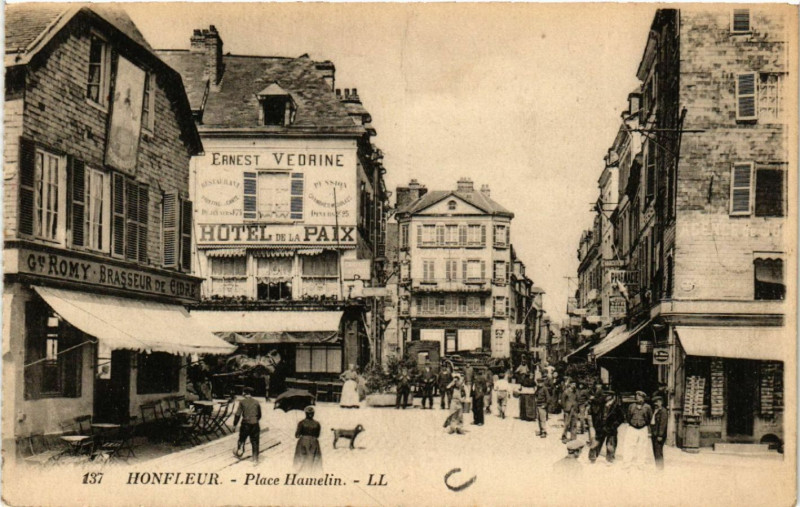 Carte postale ancienne Honfleur - Place Hamelin à Honfleur