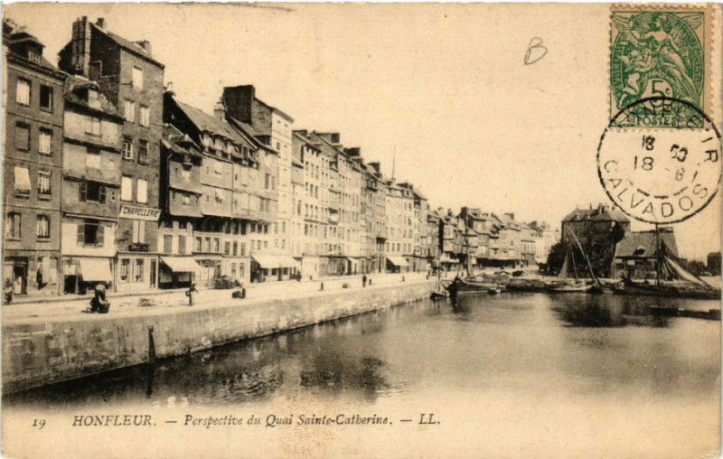 Carte postale ancienne Honfleur - Perspective du Quai Sainte-Catherine à Honfleur