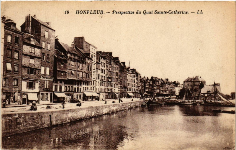 Carte postale ancienne Honfleur - Perspective du Quai Sainte-Catherine à Honfleur