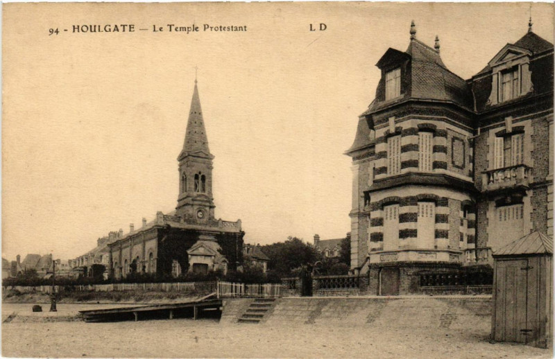 Carte postale ancienne Houlgate - Le Temple Protestant à Houlgate