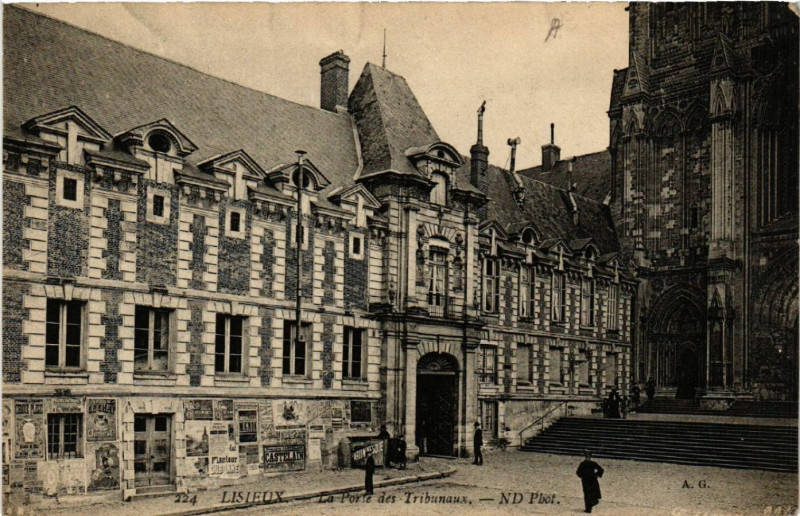 Carte postale ancienne Lisieux - La Porte des Tribunaux à Lisieux