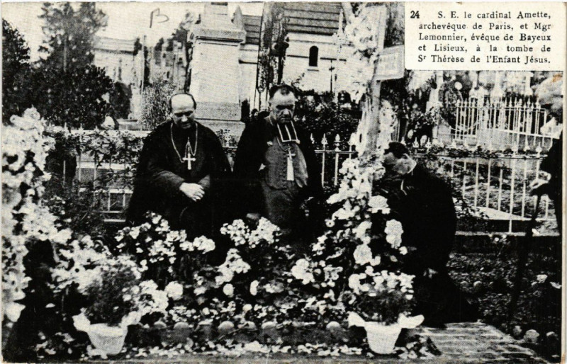 Carte postale ancienne S.E. le cardinal Amette archevéque de Paris et Mgr Lemonnier...