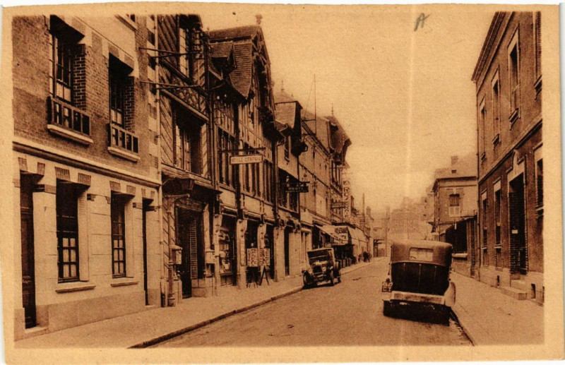 Carte postale ancienne Lisieux - La Rue de Livarot à Lisieux