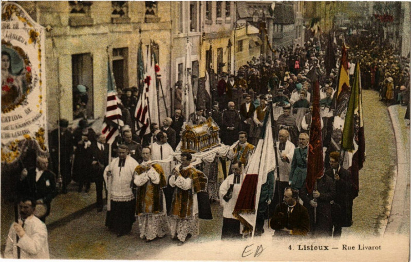 Carte postale ancienne Lisieux - Rue Livarot à Lisieux