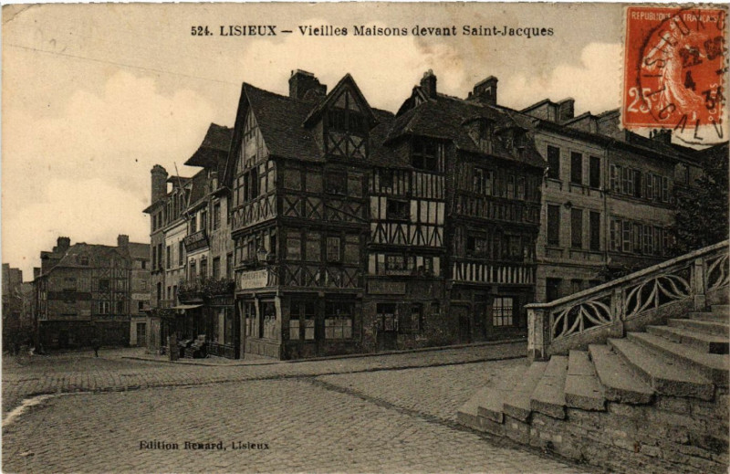 Carte postale ancienne Lisieux - Vieilles Maisons devant Saint-Jacques à Lisieux