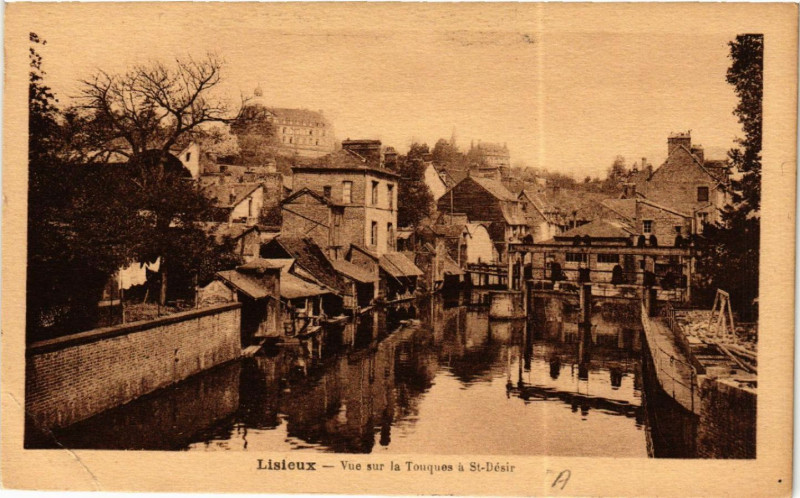 Carte postale ancienne Lisieux - Vue sur la Touques a Saint-Désir à Lisieux