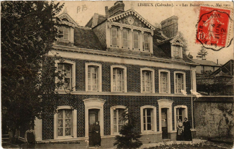 Carte postale ancienne Lisieux - Les Buissonnets - Mai 1911 à Lisieux