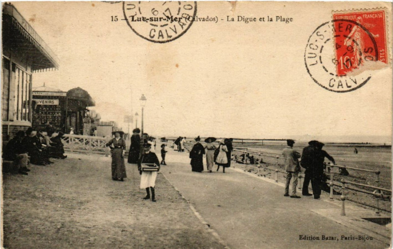 Carte postale ancienne Luc-sur-Mer - La Digue et la Plage à Luc-sur-Mer