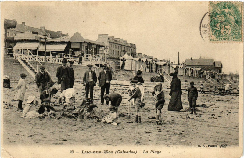 Carte postale ancienne Luc-sur-Mer - La Plage à Luc-sur-Mer