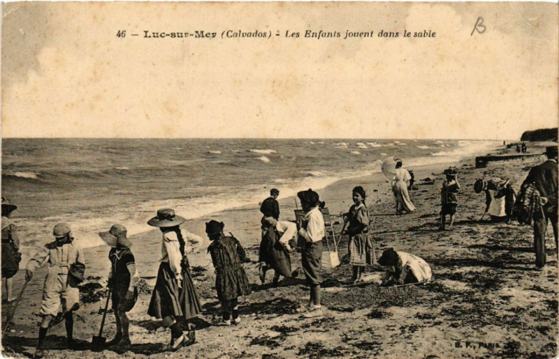 Carte postale ancienne Luc-sur-Mer - Les Enfants jouent dans le sable à Luc-sur-Mer