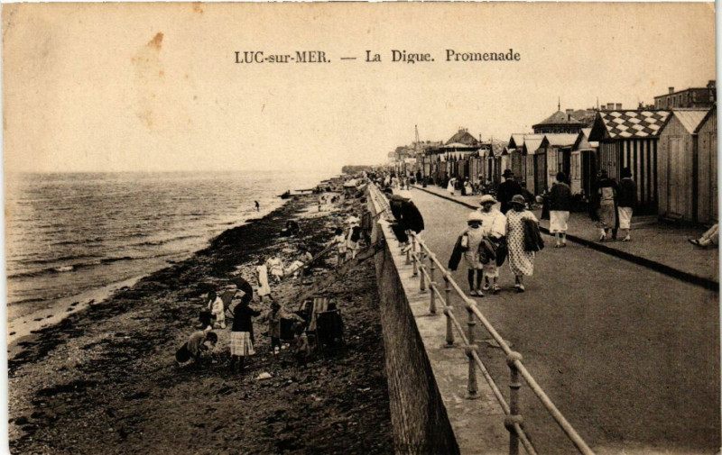 Carte postale ancienne Luc-sur-Mer - La Digue Promenade à Luc-sur-Mer